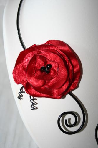 Collier fantaisie en fil alu noir avec fleur rouge coquelicot l atelier de samantha collier de mariee collier soiree 2