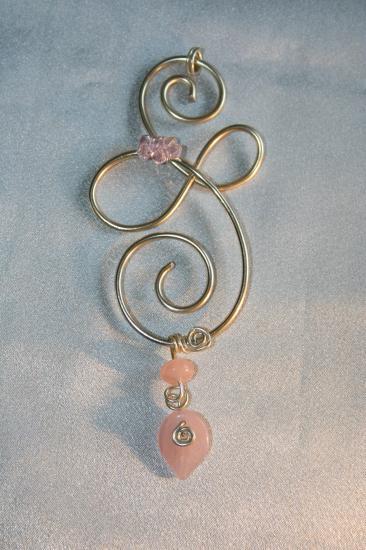 pendentif-fil-alu-et-perles-verre-rose-clair-1.jpg