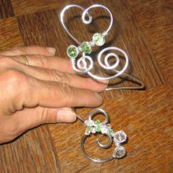 bracelet-fil-alu-argent-forme-de-coeur-avec-fleur-de-tissu-verte-et-perles-en-cristal-verte-et-cristal-l-atelier-de-samantha-1.jpg