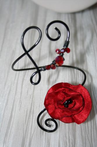 bracelet fantaisie en fil alu noir avec fleur rouge coquelicot l atelier de samantha collier de mariee collier soiree 4