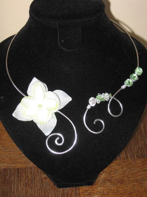 collier-fil-alu-argent-avec-fleur-de-tissu-verte-et-perles-en-cristal-verte-et-cristal-l-atelier-de-samantha-2.jpg